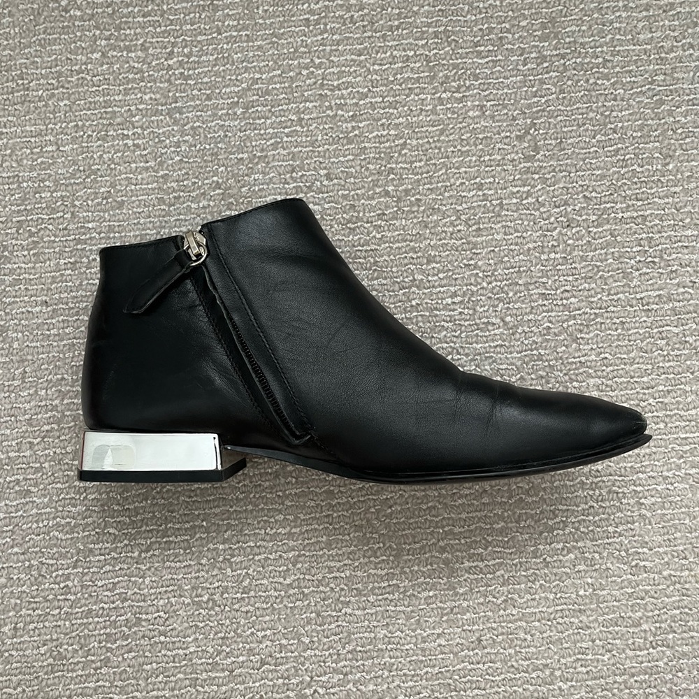 Nine West ankle boots with metal heel. Size US 7.